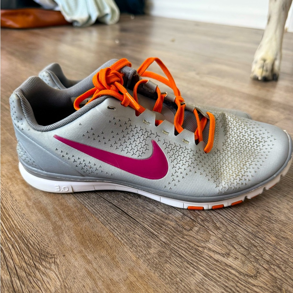 Women’s 7.5 Nike sneakers w/o inserts